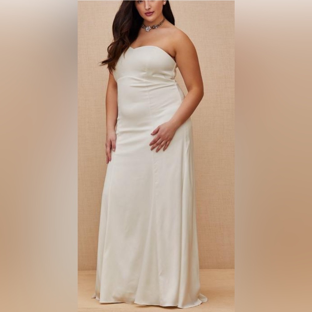 Torrid Ivory Satin Strapless Sweetheart Fit & Flare Wedding Dress - Size 16